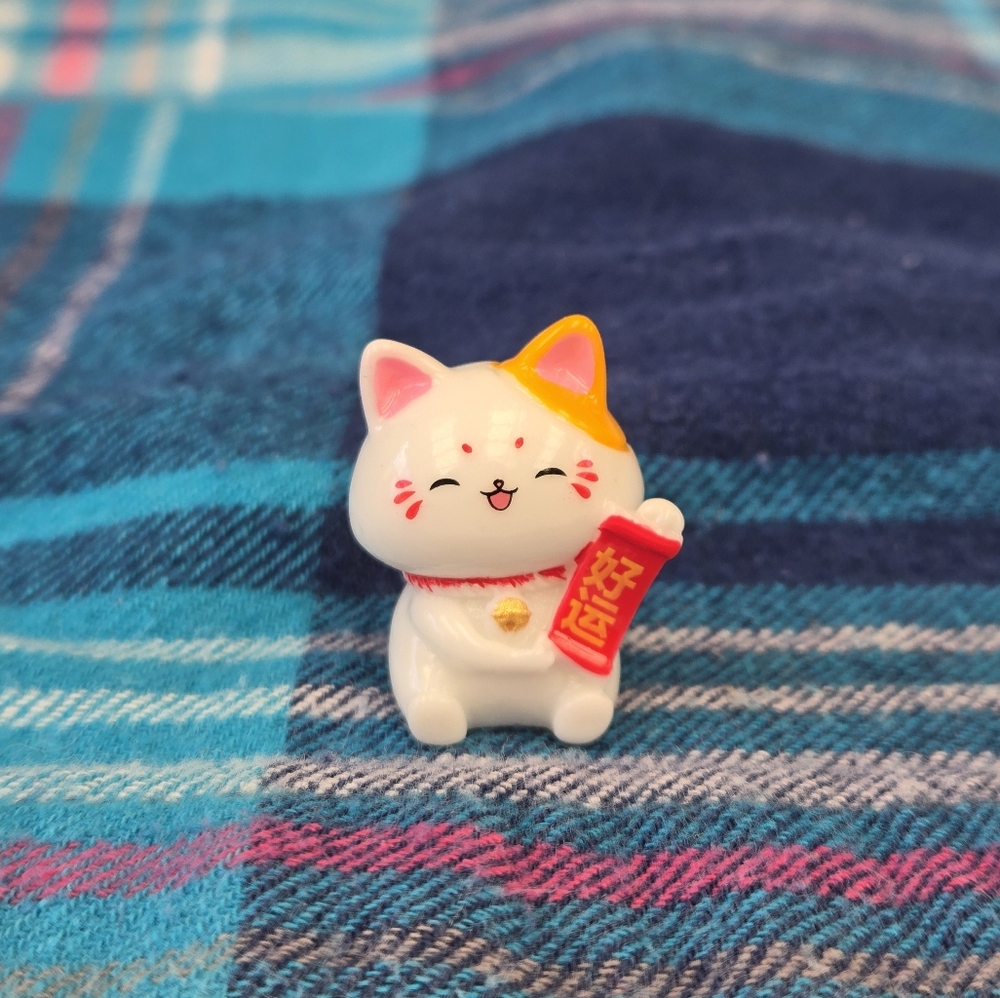 🍒🍒 Lucky Maneki-neko Cat Figurine - White and Gold
